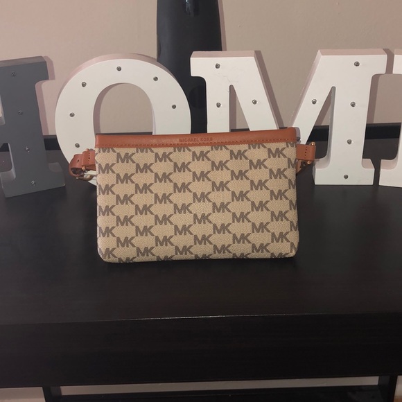 Michael Kors belt purse - Picture 1 of 6